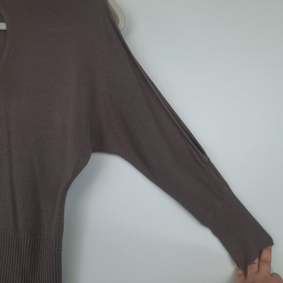 2b Bebe brown ribbed keyhole chest cold shoulder blouse size small - Picture 3 of 11